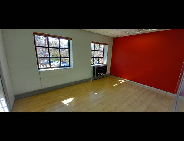 225M² OFFICE TO LET IN LYME PARK